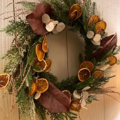 Couronnes avec fruits secs Image de Couronnes avec fruits secs