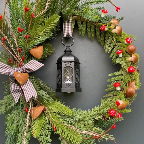 Couronnes de porte avec lanterne Image de Couronnes de porte avec lanterne